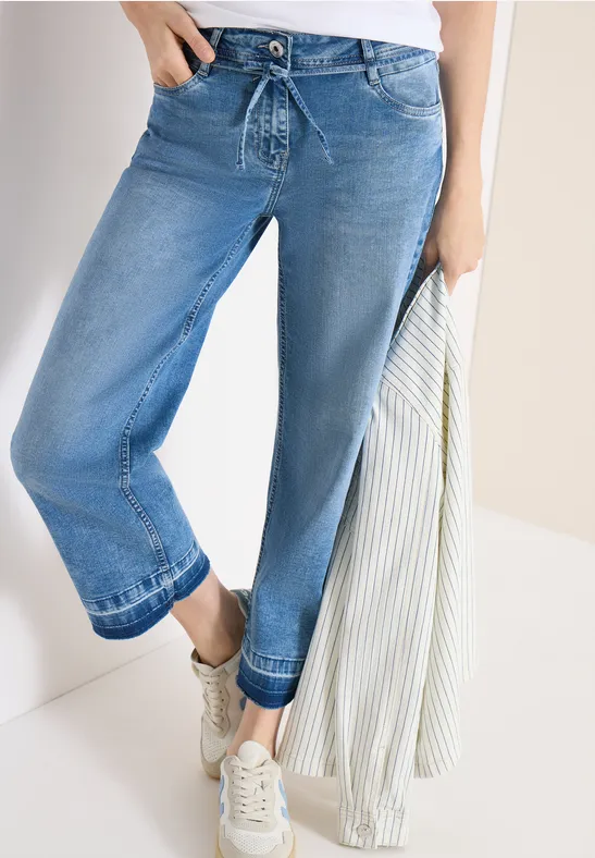 Lässige, verkürzte Jeans mit weitem Bein