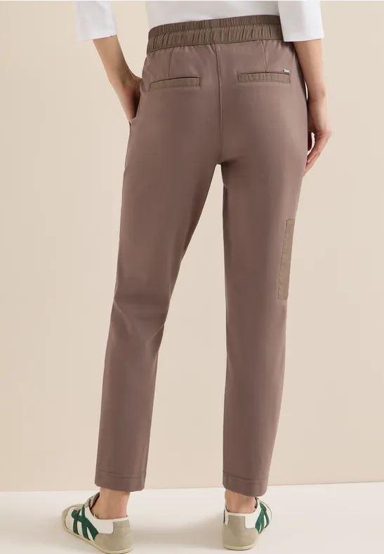 Lässige Hose mit Mid-Waist und schmalem Bein