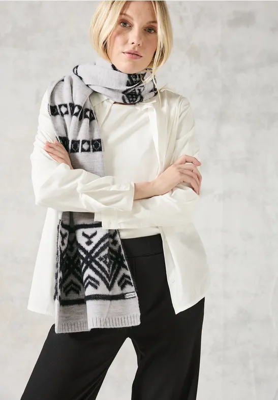 Gemusterter Strickschal in Grau und Schwarz
