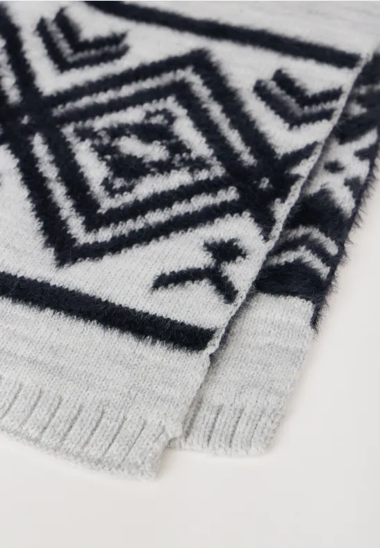 Langer Strickschal mit geometrischem Muster