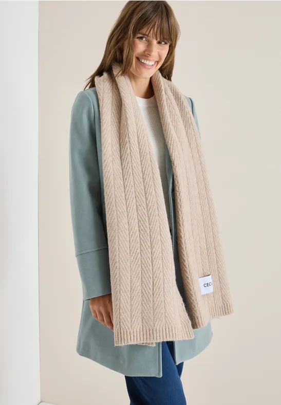 Weicher Strickschal mit Struktur