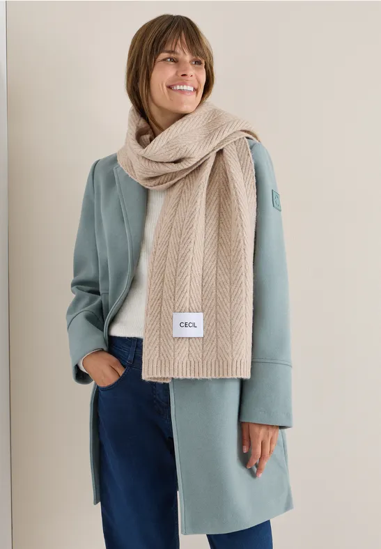 Weicher Strickschal mit Struktur