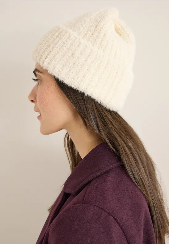 Weiche Strickmütze aus Federgarn