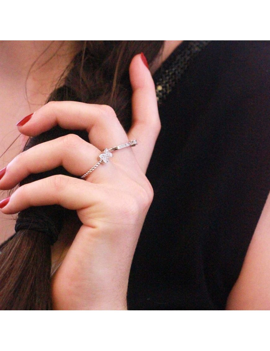 Eleganter Ring mit gedrehter Schleife