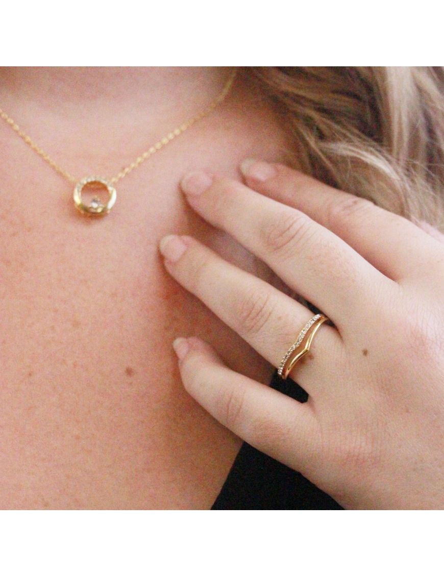 Eleganter V-förmiger Goldring mit Kristallen