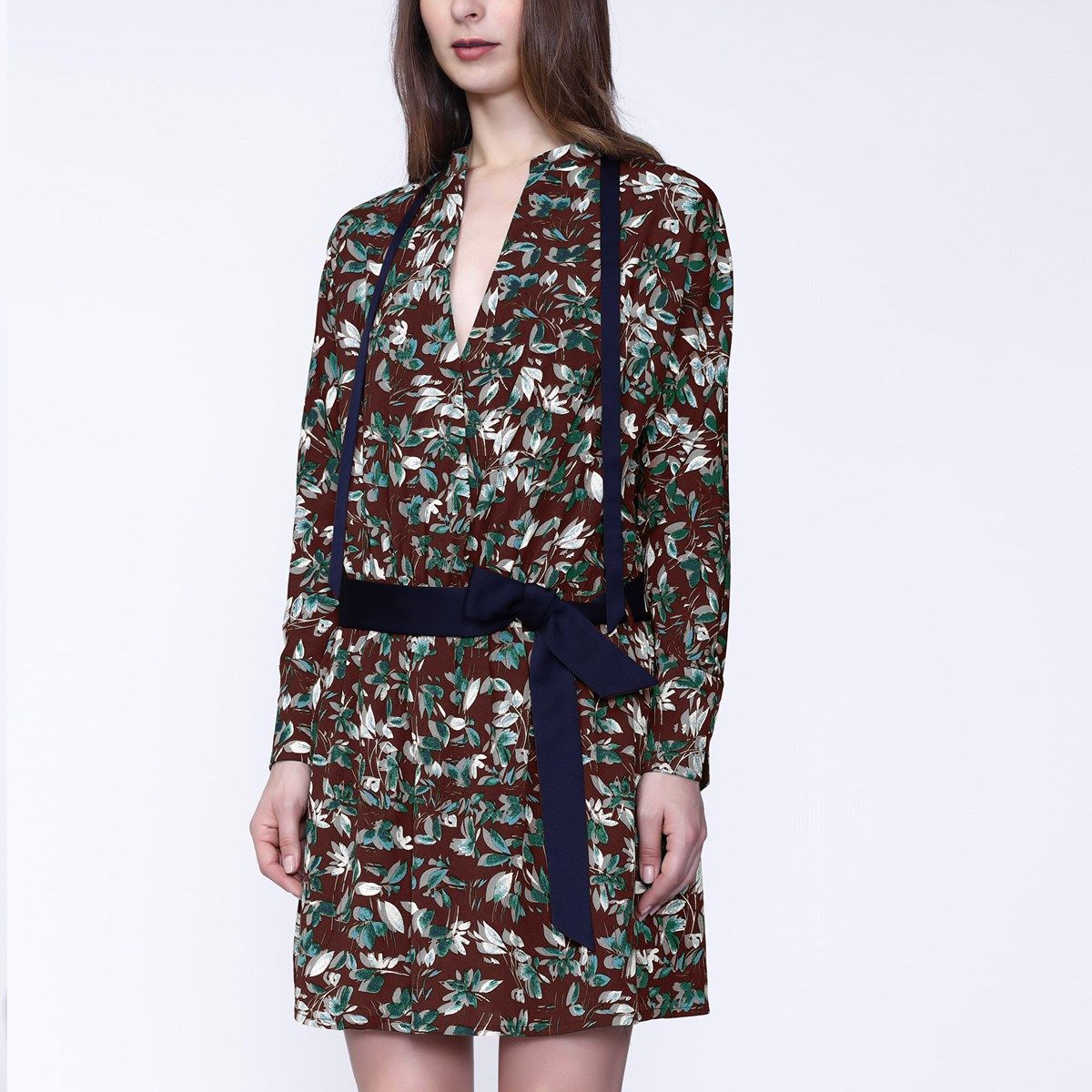 Mini-Kleid mit Blätterdruck und Bindegürtel
