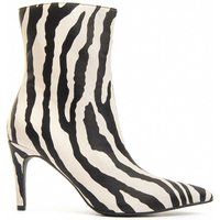 Stiefelette mit Zebra-Print und spitzer Zehe