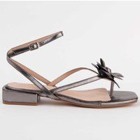 Metallische Zehensandale mit Blumendetail