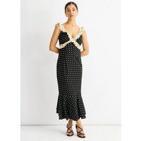 Gepunktetes Midikleid mit Rüschenbesatz