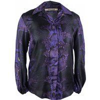 Violette Seidenbluse mit Schlangenmuster