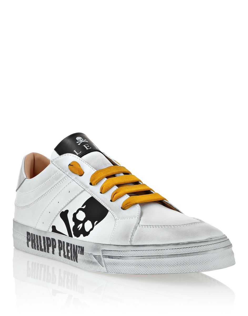 Low-Top-Sneakers Totenkopfmuster aus Used-Leder