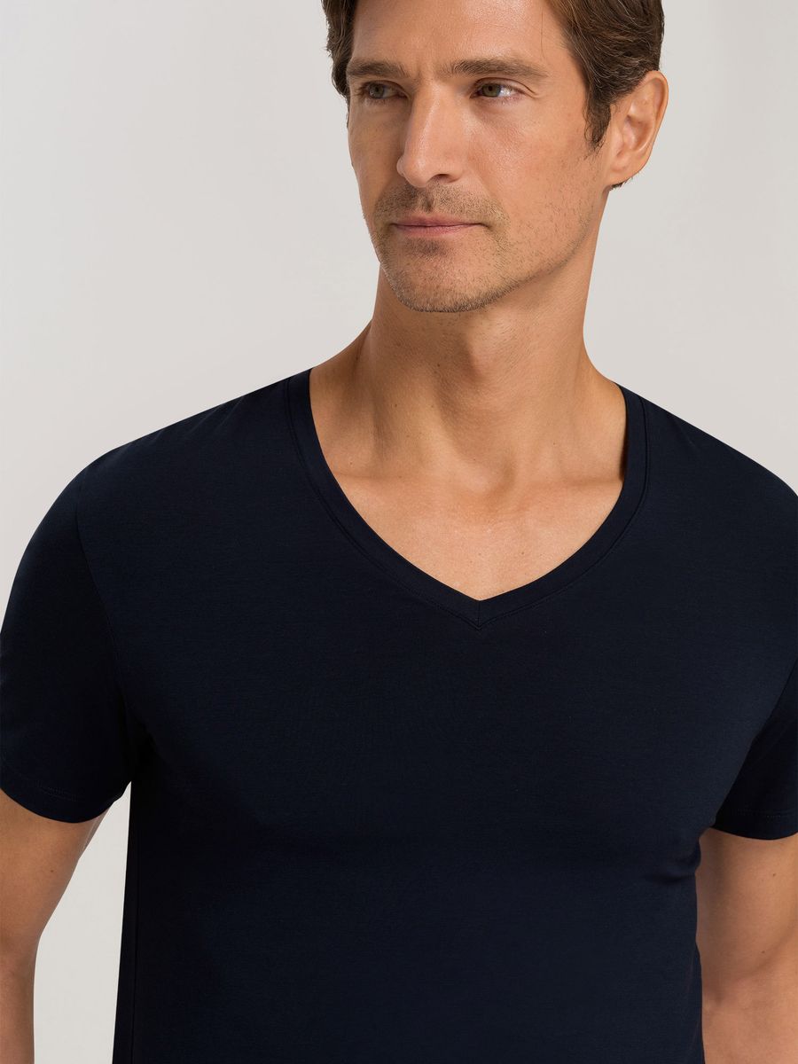 Klassisches Marineblaues T-Shirt mit V-Ausschnitt