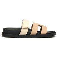 Pinkfarbene Zwei-Riemen-Sandalen