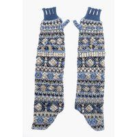 Gestrickte, fingerlose Armstulpen mit Nieten