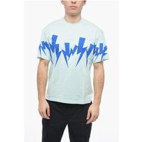 Hellblaues T-Shirt mit Blitzmuster