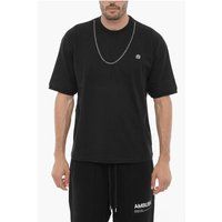 Schwarzes, einfarbiges T-Shirt mit Rundhalsausschnitt und Kette