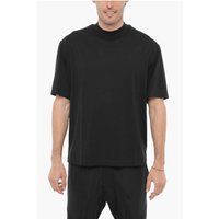 Schwarzes, eng anliegendes T-Shirt mit hohem Kragen