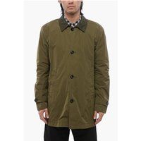 Grüne, leichte, geknöpfte Regenjacke