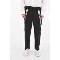 Schwarze, schmal geschnittene Hose mit Streifen