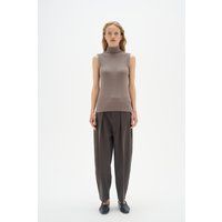 Ärmelloses Rollkragentop in Grau-Taupe