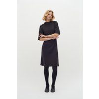 Minimalistisches T-Shirt-Kleid mit Stehkragen