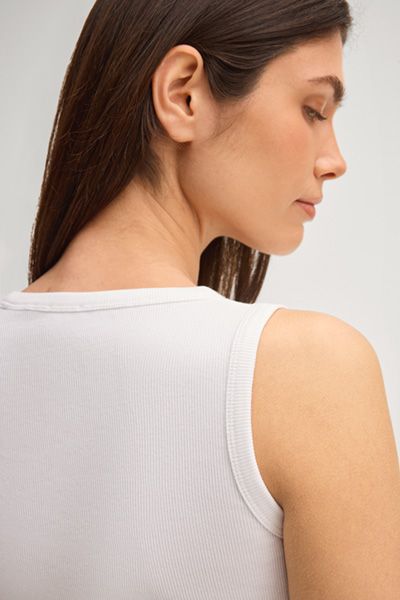 Geripptes Baumwoll-Tanktop Minimalistisches Design Monochromer Aufnäher Ärmellos Weiß