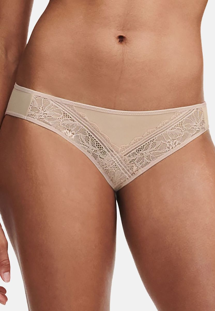 Spitze-Slip mit floralen Details