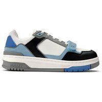 Moderne Ledersneakers mit Einsätzen
