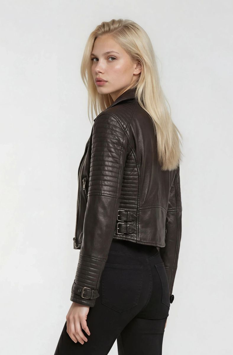 Kurz geschnittene Lederjacke im Biker-Stil