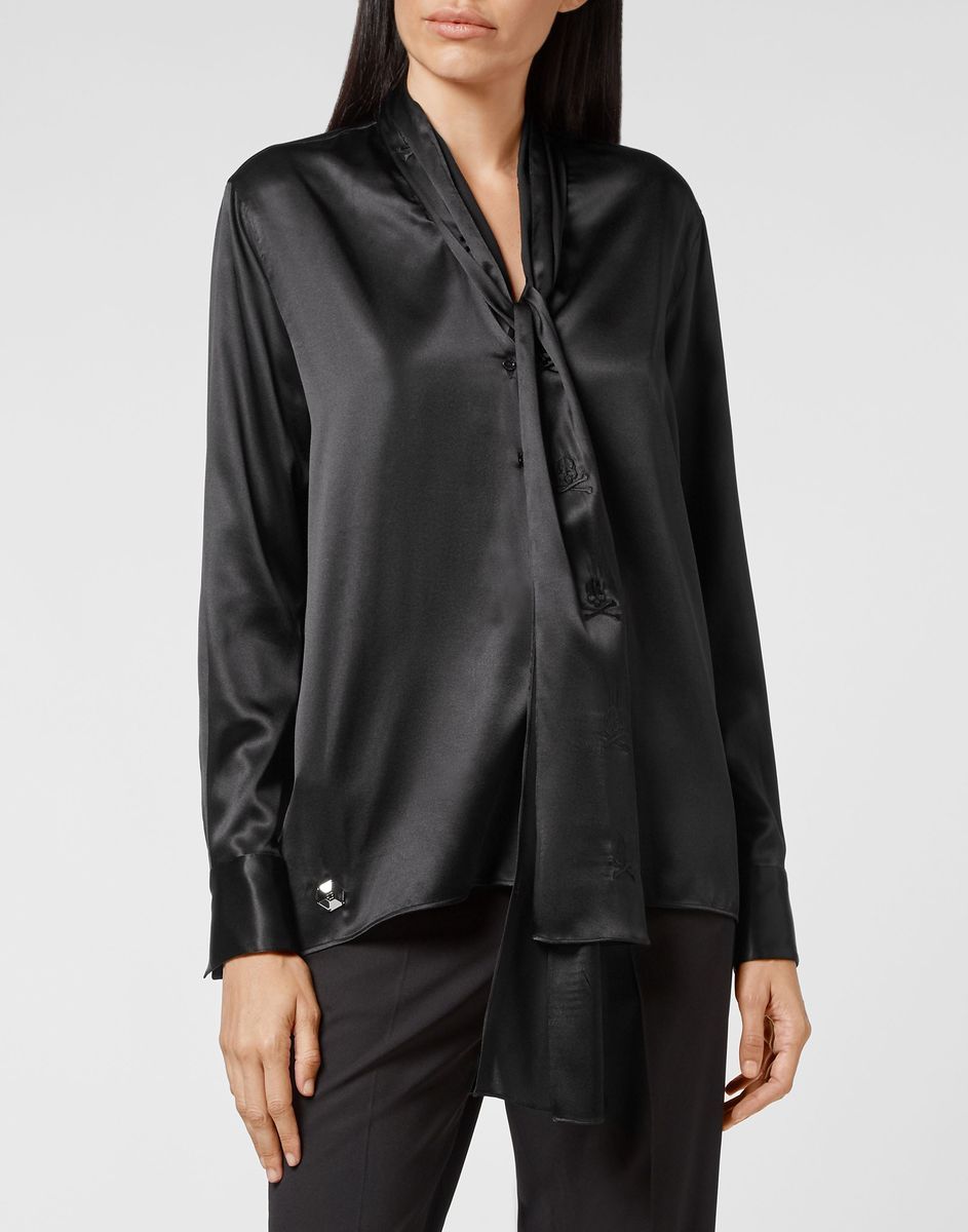 Schwarze Seidensatinbluse mit Bindeband