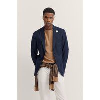 Elegantes Wollsakko mit floralem Anstecker