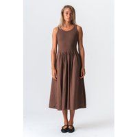 Braunes ärmelloses Midikleid