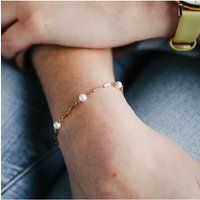 Perlen- und Goldkettenarmband