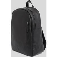 Minimalistischer Lederrucksack mit Reißverschlusstasche
