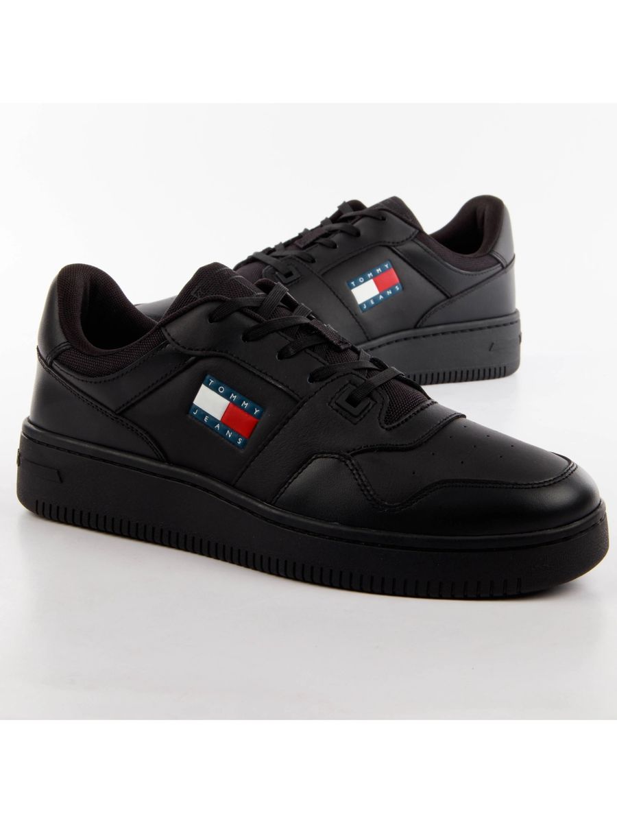 Retro-Sneaker im Basketball-Stil
