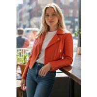 Kurze Orangefarbene Lederjacke im Brando-Bikerstil