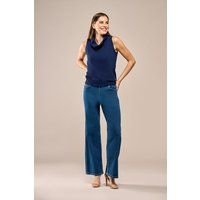 Elegantes Stricktop mit Wasserfallausschnitt