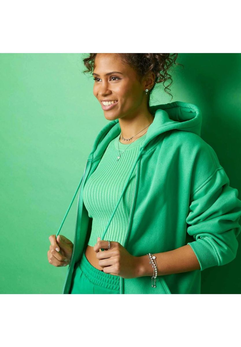 Zarte silberfarbene Halskette mit Anhängern