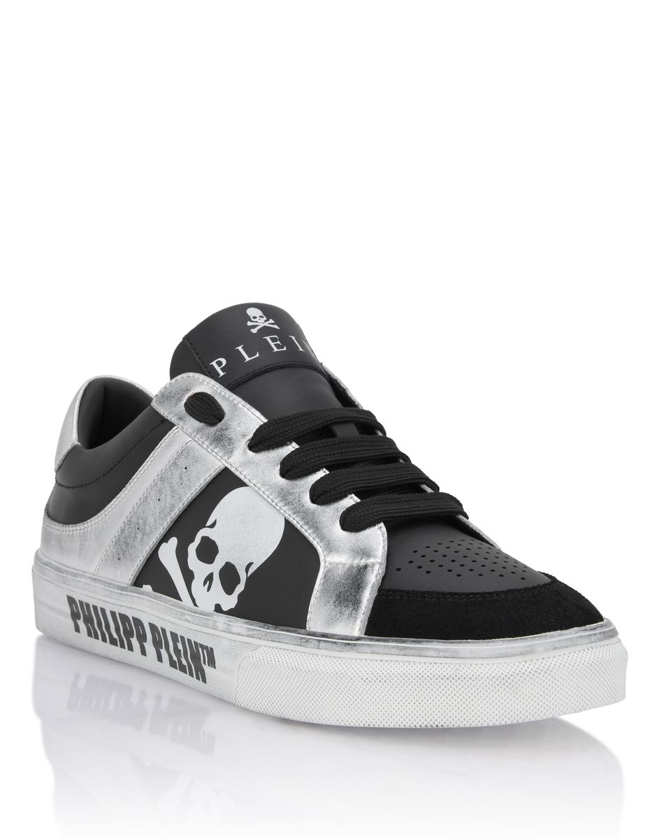 Leder-Sneaker mit Totenkopf-Motiv