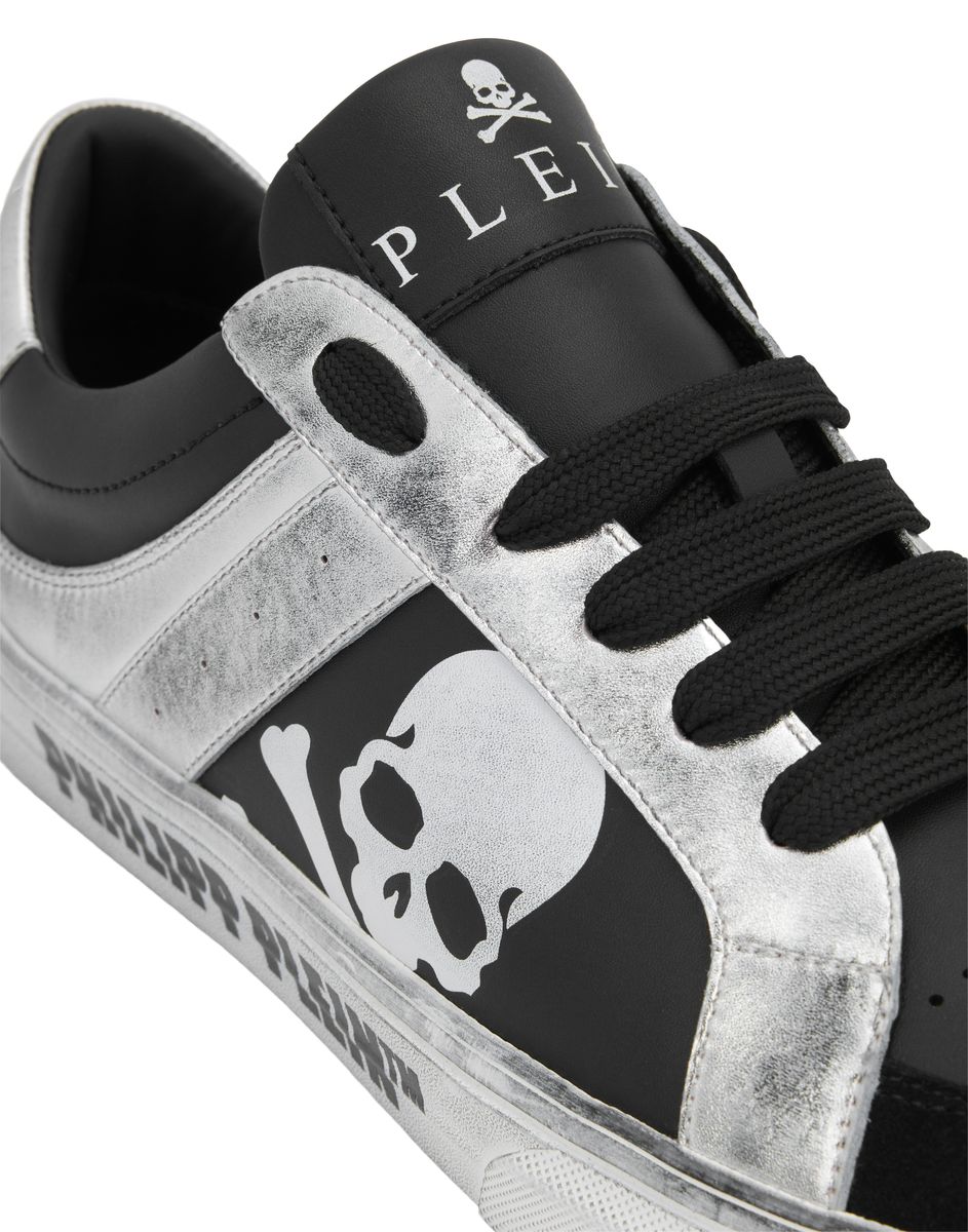 Leder-Sneaker mit Totenkopf-Motiv