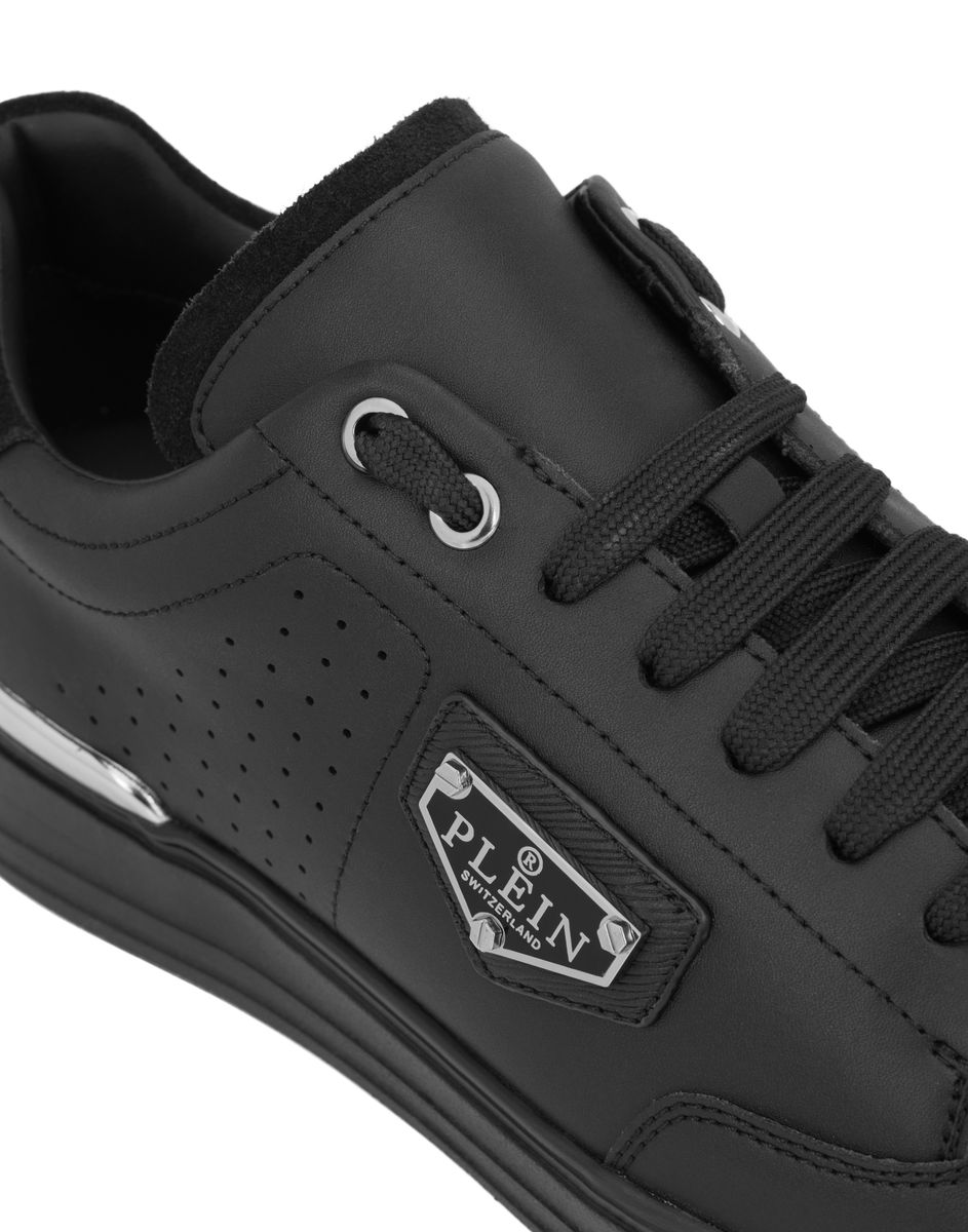 Low-Top Leder-Sneaker mit Logo-Plakette