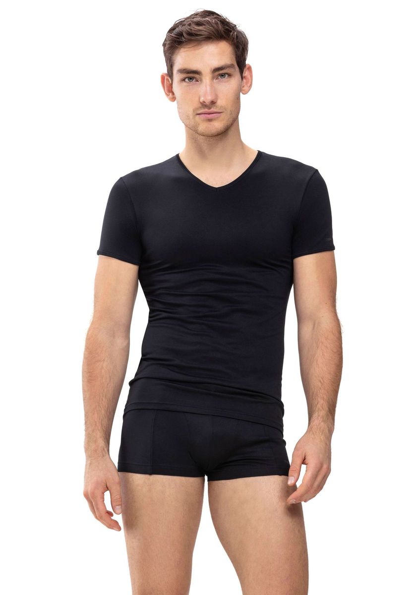 Enganliegendes Unterhemd mit V-Ausschnitt in Schwarz