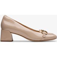 Beiger Lackleder-Loafer mit Blockabsatz