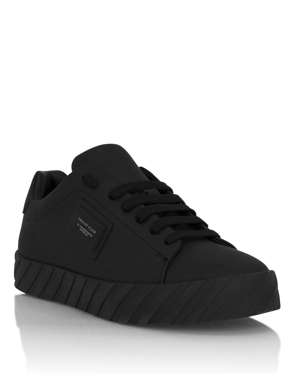 Minimalistische Low-Top-Sneaker mit Logo-Plakette