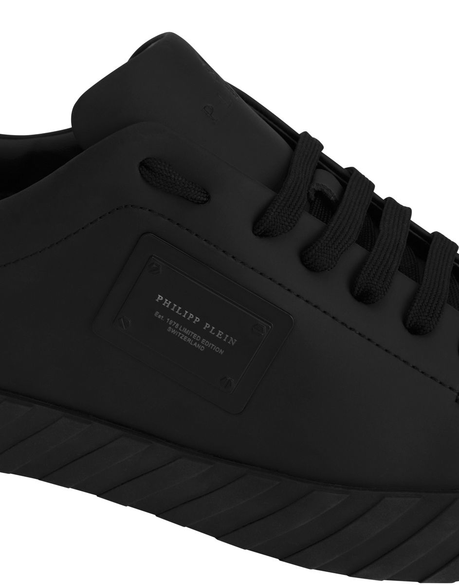 Minimalistische Low-Top-Sneaker mit Logo-Plakette