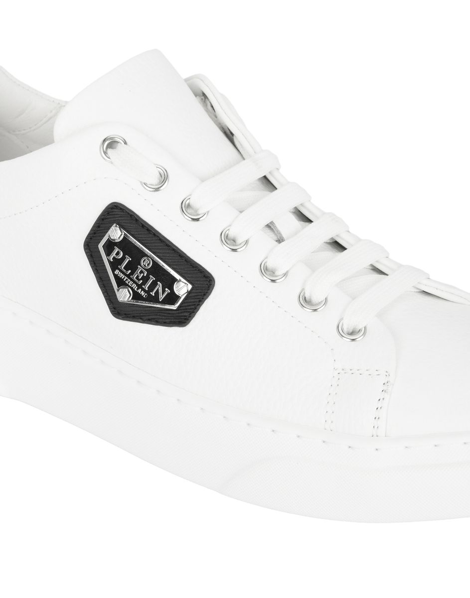 Ikonische Low-Top-Sneaker mit Logo