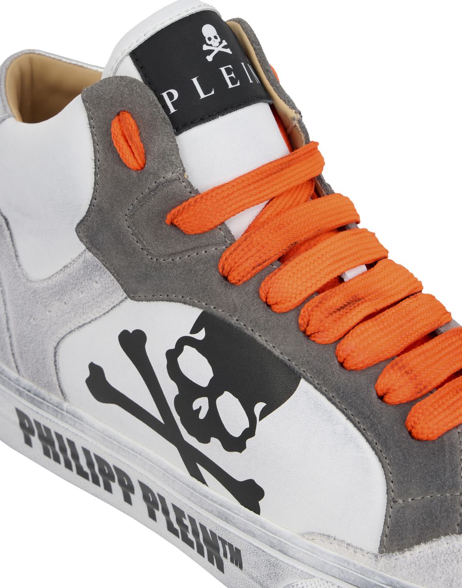 High-Top-Sneaker mit Totenkopf-Grafik