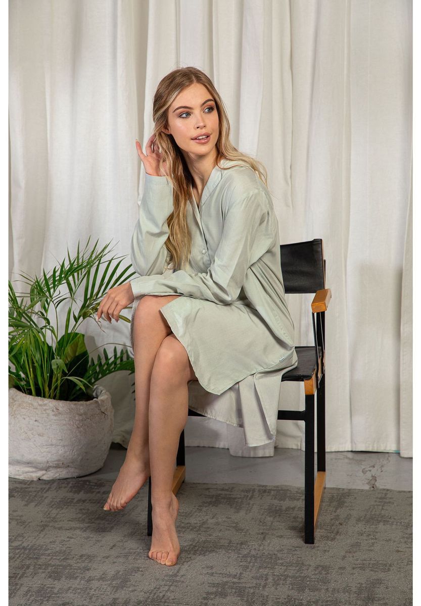 Klassisches Nachthemd mit Knopfleiste und Kragen