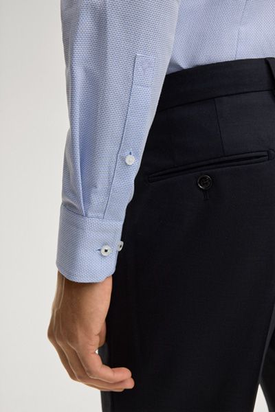 Modernes Slim-Fit Businesshemd aus hellblauer Baumwolle