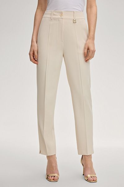 Philomena Chino-Hose in Creme mit Logo-Detail und Bundfalten